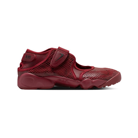 Nike W Air Rift IM5739-600 Color Rojo Granate y negro textura serpiente
