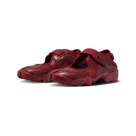 Nike W Air Rift IM5739-600 Color Rojo Granate y negro textura serpiente