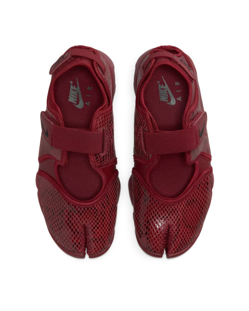 Nike W Air Rift IM5739-600 Color Rojo Granate y negro textura serpiente