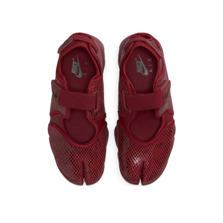 Nike W Air Rift IM5739-600 Color Rojo Granate y negro textura serpiente