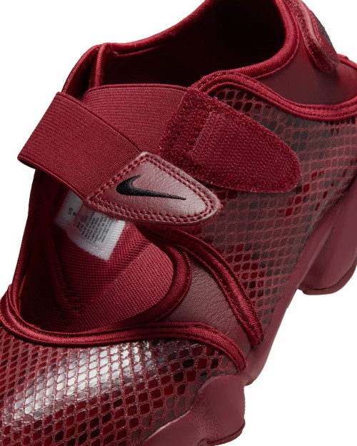 Nike W Air Rift IM5739-600 Color Rojo Granate y negro textura serpiente
