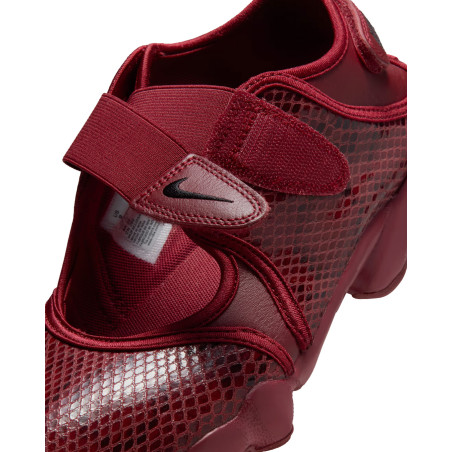Nike W Air Rift IM5739-600 Color Rojo Granate y negro textura serpiente