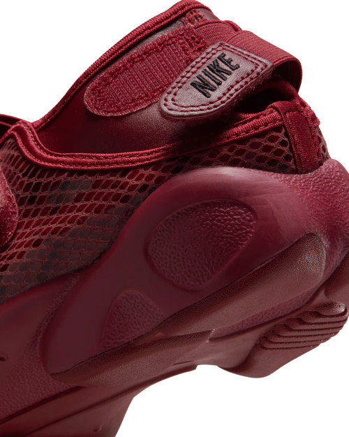 Nike W Air Rift IM5739-600 Color Rojo Granate y negro textura serpiente