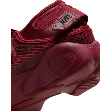 Nike W Air Rift IM5739-600 Color Rojo Granate y negro textura serpiente